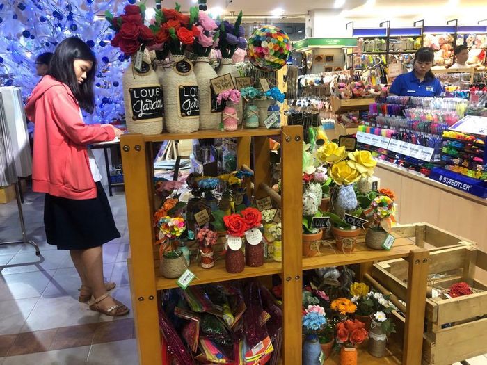 Nhiều nhà sách tại TPHCM đều chuẩn bị rất nhiều dụng cụ, nguyên vật liệu như giấy dún, giấy màu, vải voan, kẽm các loại nhằm đáp ứng nhu cầu tự làm quà tặng của khách hàng. Tất cả đều có giá khá "mềm" từ 1.000 - 70.000 đồng/sản phẩm tùy loại.