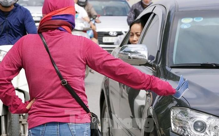Đa số dân phe vé là người trung niên và thường xuyên thu mua vé các trận bóng hot rồi bán lại kiếm lời chênh lệch. Qua khảo sát, "cò vé" hét giá cao gấp 10 lần so với giá gốc do ban tổ chức phát hành. Cụ thể, vé khán đài C-D bị dân phe làm giá tới 2.000.000 đồng (giá gốc 200.000 đồng); Còn vé khán đài A-B, dân phe hét giá 5 triệu đồng (giá gốc 500.000 đồng). 