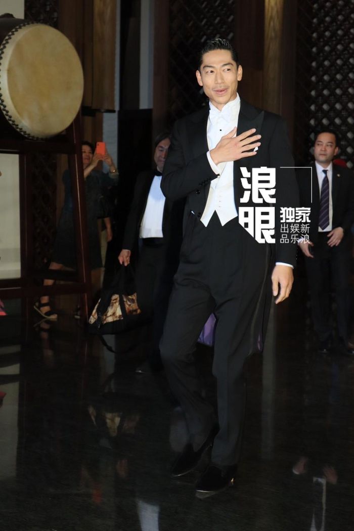 Chú rể Akira diện bộ tuxedo lịch lãm. Anh liên tục cúi chào mọi người, gương mặt điển trai rạng ngời hạnh phúc.