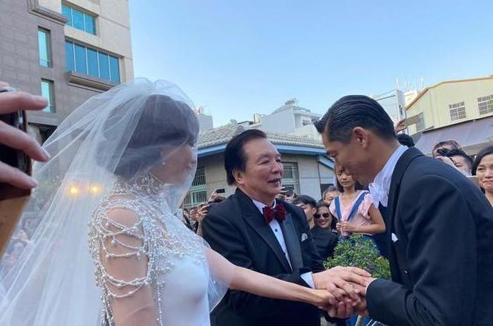 Khoảnh khắc cha vợ trao tay con gái cho Akira, cùng lời nhắn nhủ hãy yêu thương, chăm sóc lẫn nhau trong cuộc sống hôn nhân sau này.