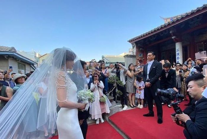 Lâm Chí Linh được cha dẫn vào lễ đường tại Bảo tàng Đài Nam. Hôn lễ diễn ra trước sự chứng kiến của gia đình hai bên, bạn bè thân thiết của cô dâu – chủ rể, cùng đông đảo báo đài, người hâm mộ.