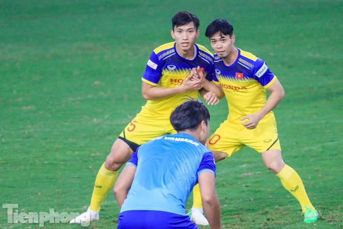 Hai cầu thủ đang thi đấu ở Châu Âu là Văn Hậu, Công Phượng được xếp cặp với nhau.