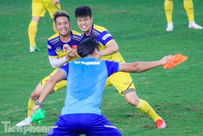 Duy Mạnh tỏ ra "khó khăn" trước Hồng Duy.