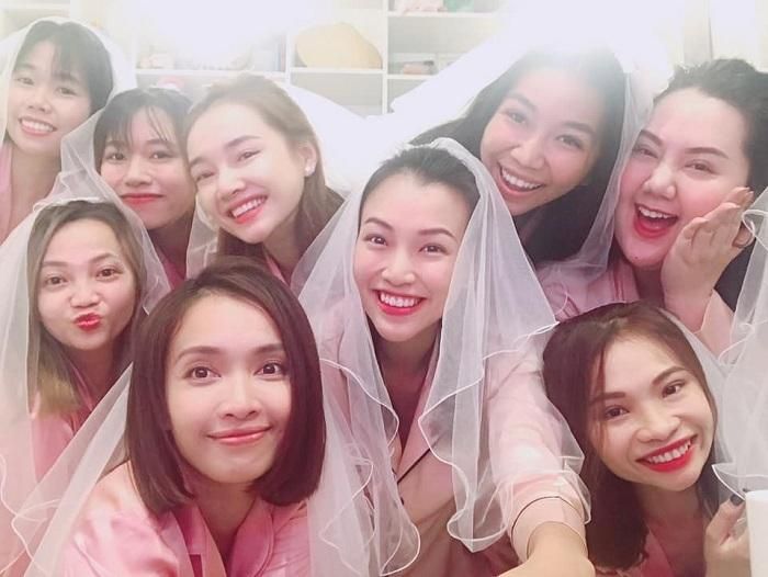 Ái Phương, Nhã Phương cùng hội chị em của Hoàng Oanh đội khăn voan, mặc pyjama hồng.