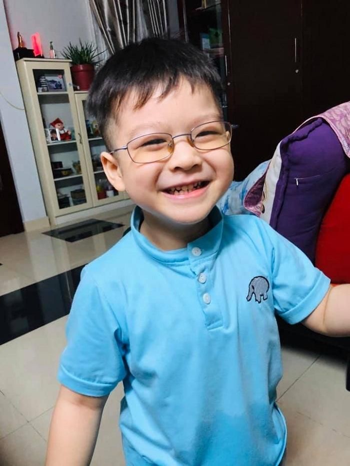 Nụ cười hồn nhiên của bé Bửu Long trước tâm bão thị phi của bố mẹ.