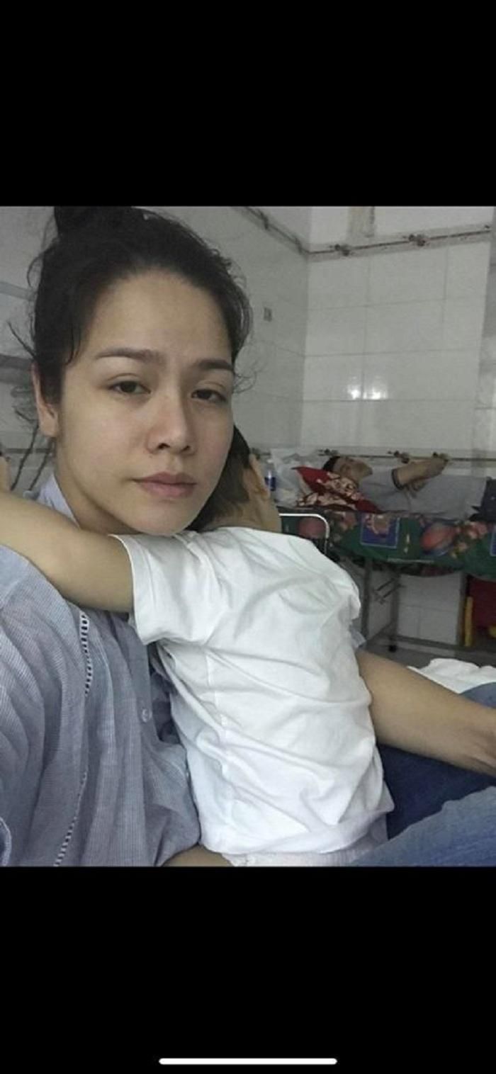 Nhật Kim Anh chăm con khi ốm.