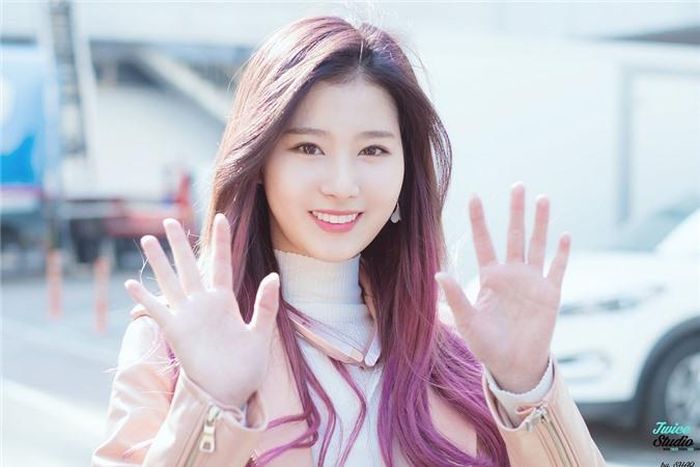 Cô được biết đến là một trong những thành viên sở hữu lượng fan đông đảo nhất nhóm, đặc biệt là phái nam. Với vẻ đẹp vừa ngây thơ vừa quyến rũ, Sana luôn nhận được sự chào đón nồng nhiệt mỗi khi biểu diễn tại quân đội. Bên cạnh đó, nữ ca sĩ sinh năm 1996 còn được nhận xét là “vitamin vui vẻ” của TWICE bởi sự tươi tắn, trong sáng và tính cách cởi mở, thân thiện. Các thành viên trong nhóm đều thừa nhận rằng Sana luôn là người truyền năng lượng tích cực cho mọi người xung quanh.