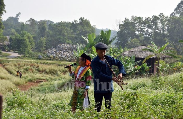 Múa khèn của dân tộc Mông