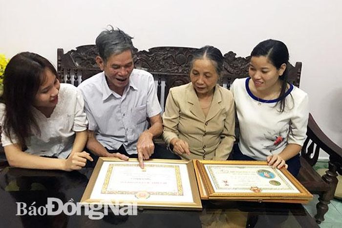 Ông Ca, bà Hồng sum vầy bên con cháu. Ảnh: M.Ny