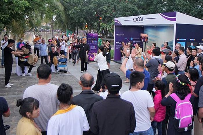 Biểu diễn nghệ thuật truyền thống Hàn Quốc phía trước gian hàng Cơ quan Nội dung Sáng tạo Hàn Quốc