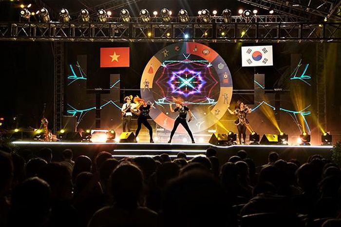 Nhóm K-pop J Morning biểu diễn