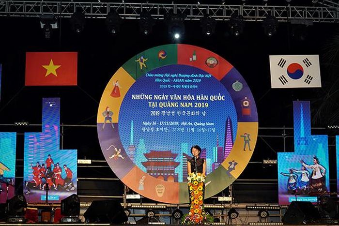 Giám đốc Trung tâm Văn hóa Hàn Quốc Park hyejin phát biểu tuyên bố khai mạc