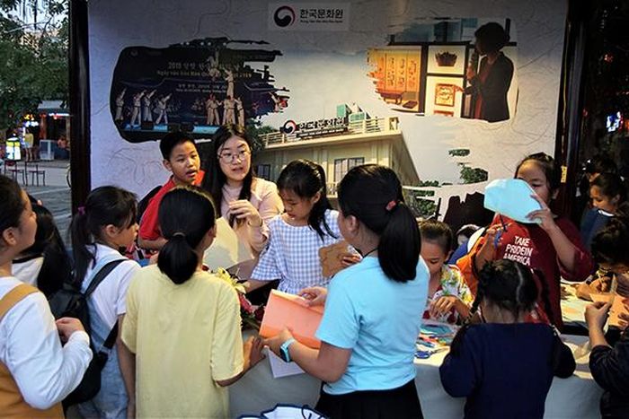 Gian hàng trải nghiệm thủ công Hàn Quốc của Trung tâm Văn hóa Hàn Quốc có rất đông thiêu nhi Hội An tham gia