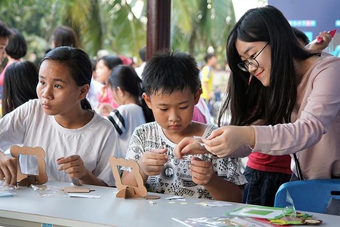 Thiếu nhi Hàn Quốc chăm chú làm khung ảnh với giấy hanji Hàn Quốc