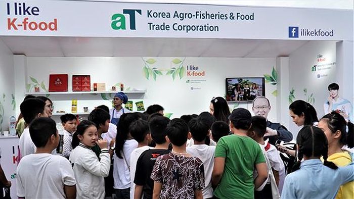 Khán giả Hội An khám phá ẩm thực Hàn Quốc tại gian hàng Cơ quan Lưu thông Nông Lâm Thủy sản Hàn Quốc (aT) 