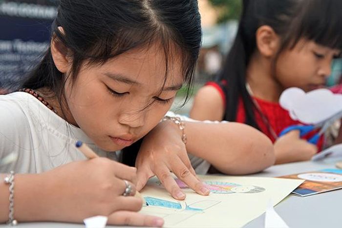 Thiếu nhi Hội An chăm chú tô màu trang phục truyền thống Hàn Quốc trên giấy Hanji