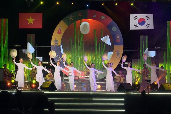 Múa Hương sắc Việt Hàn của các nghệ sỹ Hội An mở màn chương trình nghệ thuật chào mừng Lễ khai mạc Những ngày văn hóa Hàn Quốc tại Quảng Nam 2019