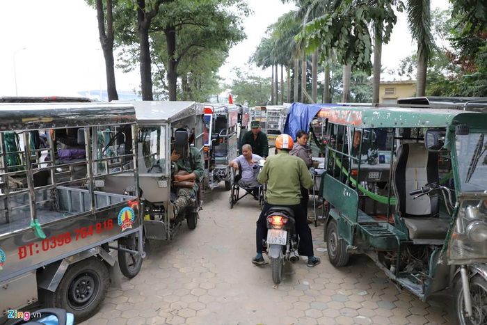 Nhiều thương binh đến trực, xếp hàng tại cổng Liên đoàn bóng đá Việt Nam từ sáng sớm. Họ cho biết vé thực được bán ra ít hơn nhiều so với số lượng thương binh.