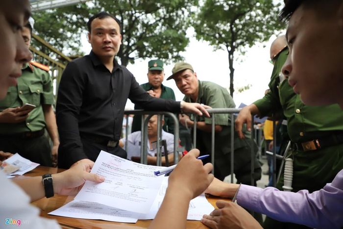  Lực lượng bảo vệ phải dùng hàng rào sắt, phân luồng, cho mỗi lượt hai thương binh vào đăng ký lấy vé.