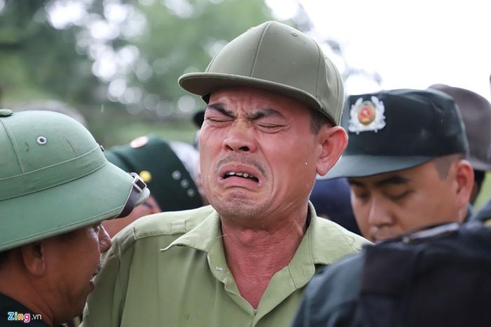 Nhiều người tỏ ra mệt mỏi, kiệt sức. Một thương binh gần 80 tuổi cho biết ông phải đến xếp hàng từ sáng sớm. "Liên đoàn thông báo sẽ cho mỗi thương binh mua 2 vé, thế nhưng ở trận Việt Nam - UAE chỉ 200 vé được phát cho chúng tôi", ông nói với Zing.vn.
