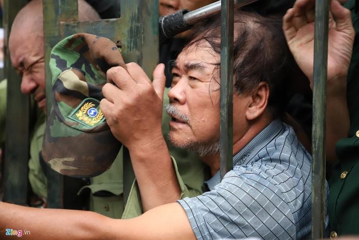 Họ xô đẩy, ép nhau sát vào cổng của liên đoàn. Cổng của liên đoàn đã bị gãy nhiều thanh sắt.