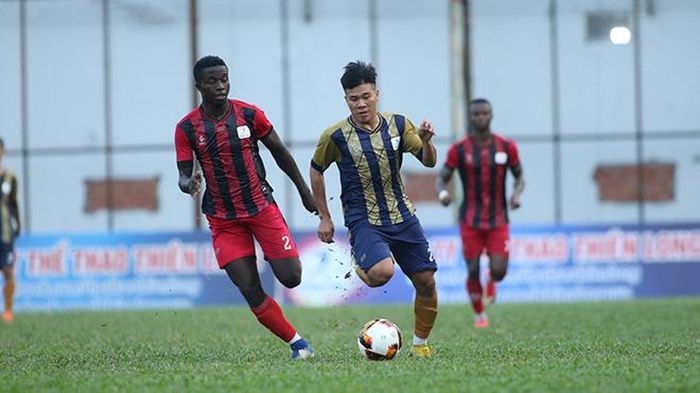 Hoàng Sang Quận 5 và African Team Việt Nam cần chân nhau 0-0 sau hai hiệp chính ở trận bán kết 2. Ảnh: Hoàng Tùng