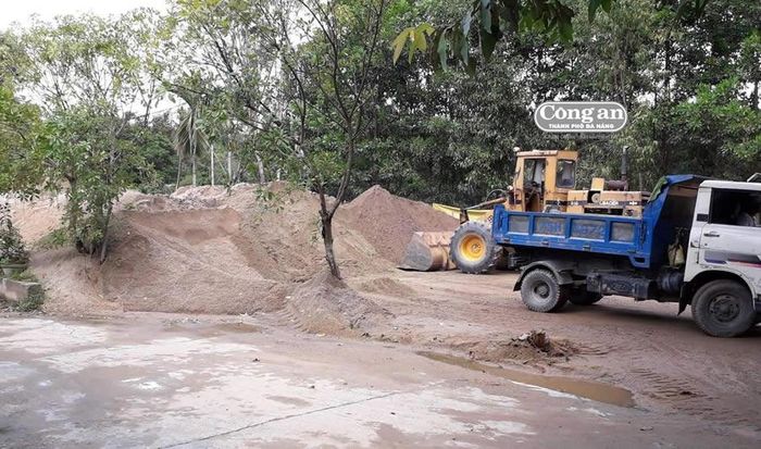Bãi tập kết cát không phép của bà Hằng.