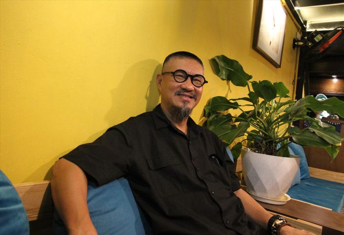 Đào Hải Phong: “Tranh của tôi không nặng về ý tưởng triết học, mà là sự gợi cảm, những kỷ niệm, những gì đấy rất đời sống…”. Ảnh: N.M.Hà
