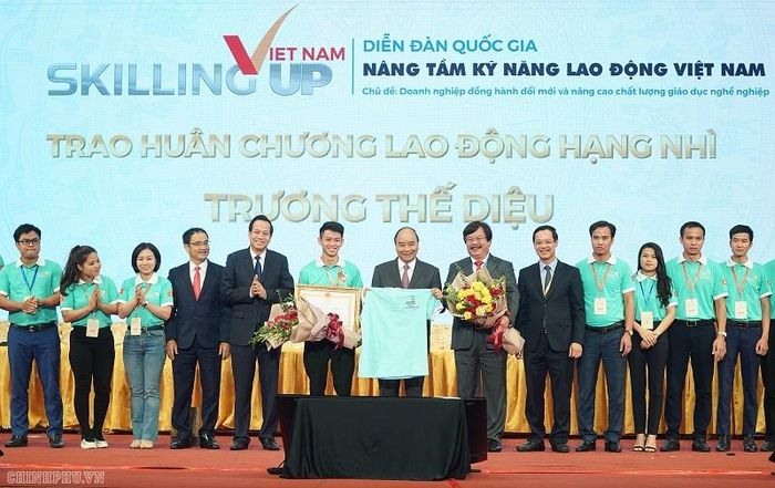 Chiếc áo đã được Vũ Mai Hiên (đứng thứ 3 từ trái sang) tặng Thủ tướng Chính phủ Nguyễn Xuân Phúc tại Diễn đàn quốc gia "Nâng tầm kỹ năng lao động Việt Nam". Ảnh: VGP. 