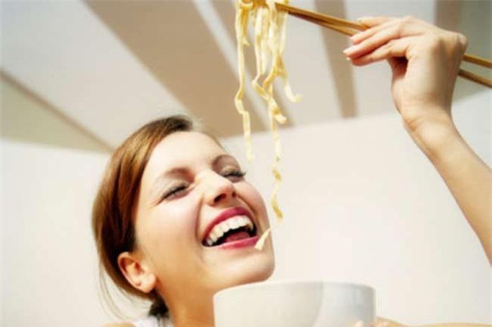  Các loại mì: Mì gói hay mì hộp thường chứa thịt và thường được chế biến bằng nước gà, vì nước gà là một nguyên liệu rẻ và dễ làm hơn là các gia vị nhân tạo. 