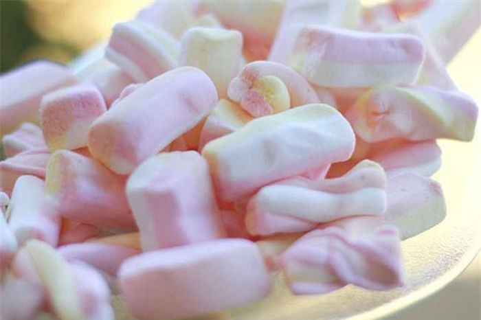  Kẹo dẻo: Hầu hết các loại kẹo dẻo đều chứa gelatin, một loại protein lấy từ các mô động vật như xương và da. Tuy nhiên, vẫn có một số loại kẹo dẻo dành cho người ăn chay hoàn toàn. 