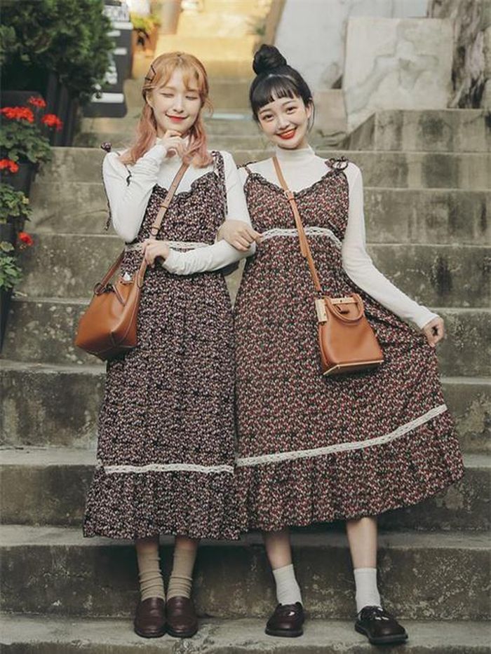 Nếu là đôi bạn có hình thể tương đương nhau thì cách lên đồ đôi lại càng trở nên dễ dàng hơn. Cùng diện váy hoa hai dây nhưng bạn gái cũng có thể tạo điểm nhấn riêng bằng cách chọn giầy da, vớ và túi đeo chéo.