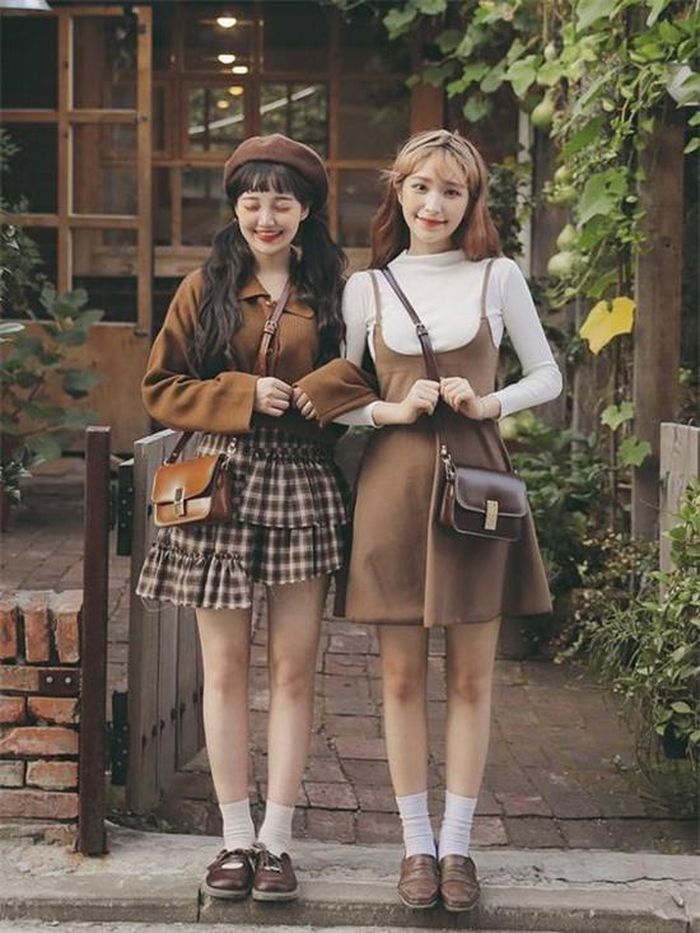 Vẫn đi theo phong cách vintage nhưng đôi bạn gái vẫn có 'tiếng nói riêng' trong cách xây dựng hình ảnh. Chân váy xòe, váy hai dây màu trầm ấm được kết hợp cùng các kiểu áo dài tay, áo dệt kim.