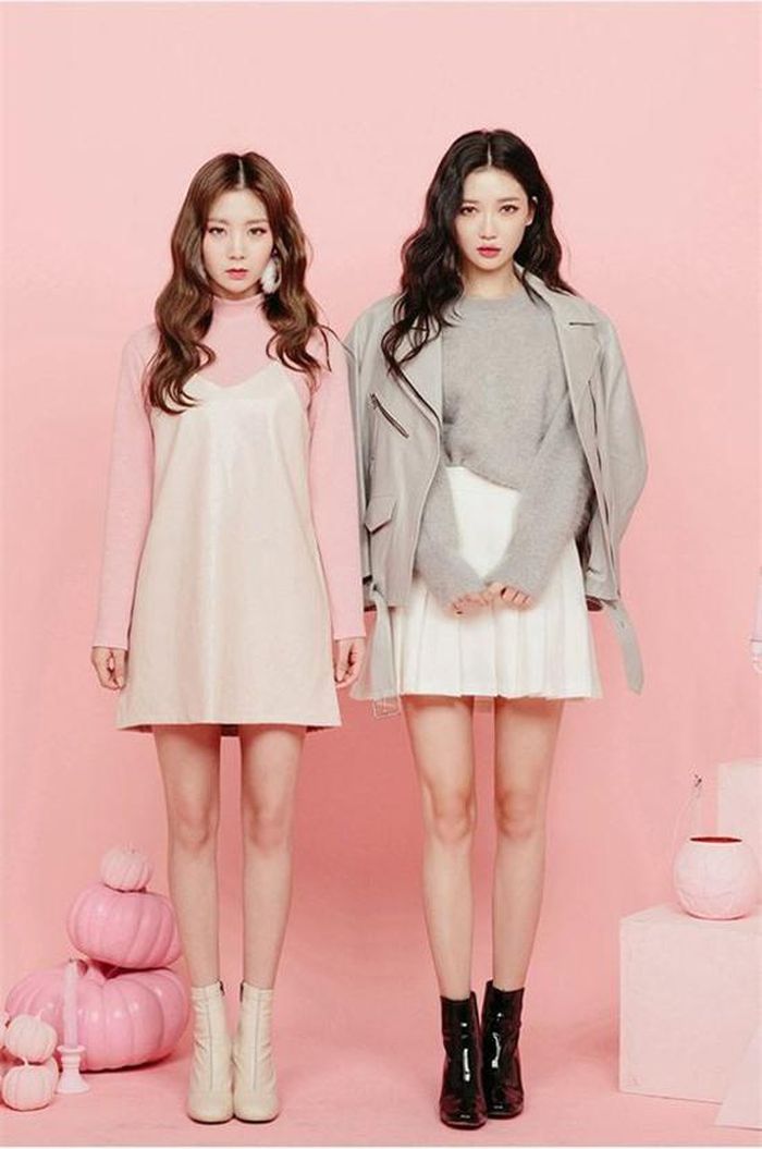 Khi không diện váy áo đồng màu, những cặp đôi công sở lại tạo dấu ấn bằng cách 'bổ trợ' cho nhau để mang tới tạo hình cuốn hút. Đơn cử như cách kết hợp tông hồng, xám, trắngcủa hai cô nàng Hàn Quốc.