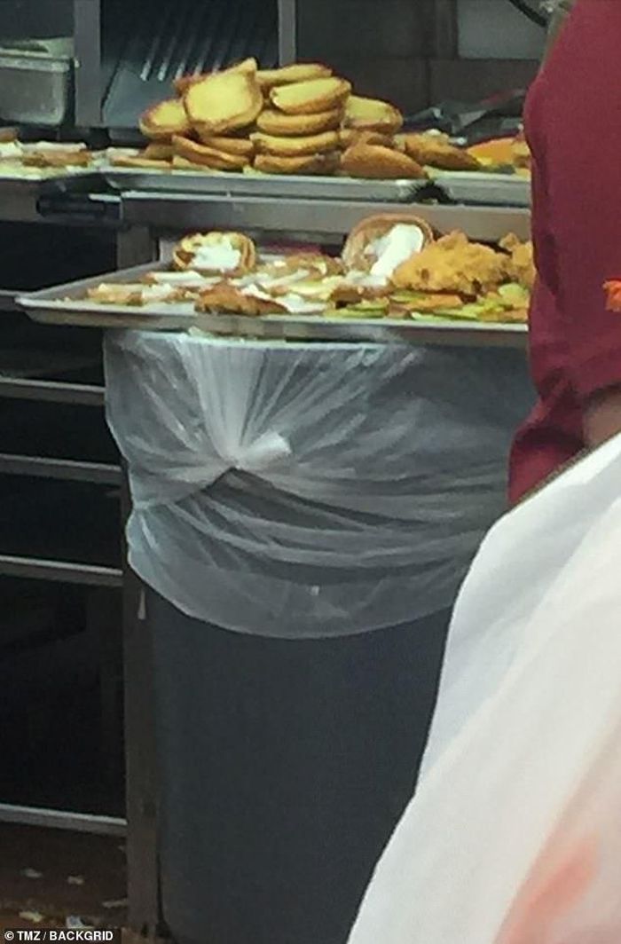Chủ nhà hàng khẳng định thùng rác khi đó trống không. (Ảnh: TMZ)