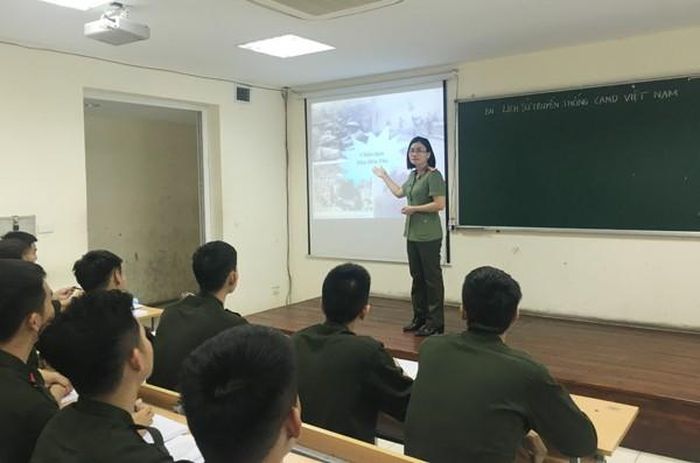 Giờ lên lớp của các chiến sỹ nghĩa vụ