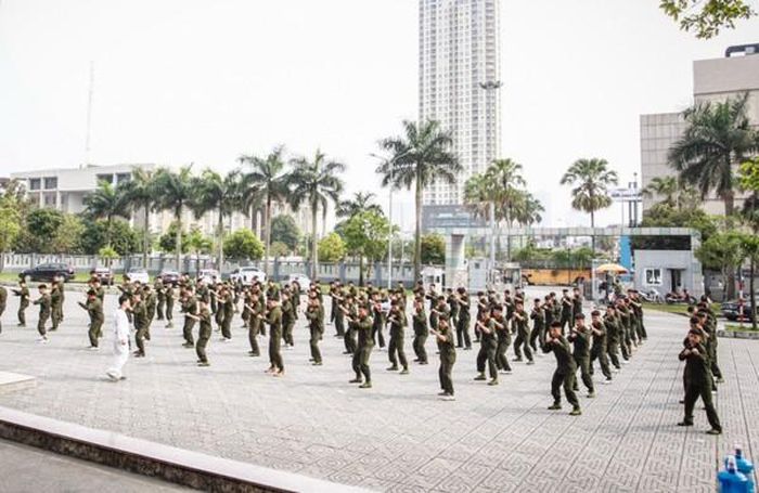 Rời gia đình, các chiến sỹ nghĩa vụ bước vào đợt huấn luyện đầy kỷ luật
