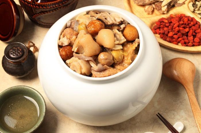 Một câu chuyện khác cũng khẳng định món ăn ra đời vào thời vua Quang Tự (1876). Một vị quan ở Phúc Kiến đã mời thống đốc tới nhà dự tiệc. Vợ quan là đầu bếp cao tay. Cô ninh như gà, vịt, thịt lợn kết hợp với rượu Thiệu Hưng để làm ra món mời quan thống đốc. Món ăn được thống đốc khen hết lời và kêu đầu bếp riêng của mình theo nữ đầu bếp học hỏi. Đầu bếp riêng của thống đốc dựa trên công thức nguyên bản, biến tấu thêm một số gia vị và cho ra đời món Phật nhảy tường như ngày nay. Ảnh: Fotolia.