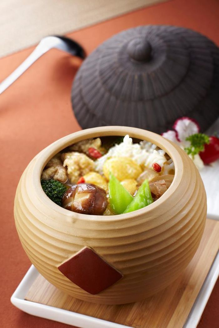 Câu chuyện được nhiều người truyền miệng nhất kể về một đầu bếp sống ở thời nhà Thanh. Trước kia, người đầu bếp làm việc cho quan phủ và tạo ra món ăn này. Sau đó, anh nghỉ việc và mở một nhà hàng riêng, thu hút nhiều nhà văn, nhà thơ nổi tiếng. Họ bị ấn tượng trước hương thơm cay nồng món ăn tỏa ra. Một nhà thơ đã viết bài ca ngợi, ví hương thơm khi lan tỏa có thể khiến nhà sư quên đi lời thề ăn chay, nhảy khỏi tường để tới thưởng thức. Ảnh: Fotolia.