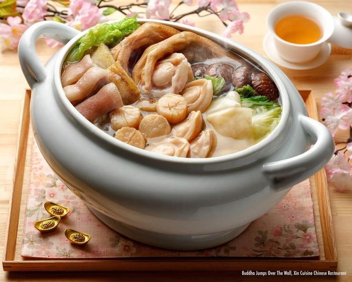 Món ăn này xưa kia chỉ được phục vụ trong các gia đình quý tộc vào dịp đông vì mang tính nhiệt. Món này khi ăn vào mùa hè có thể gây chảy máu cam. Phật nhảy tường được người Trung Quốc ăn nhiều từ sau Trung thu đến giữa tháng 3. Hiện nay, món ăn được bán ở các nhà hàng cao cấp với nhiều phiên bản, dao động từ 2,5-11 triệu đồng. Ảnh: Xin Cuisine.