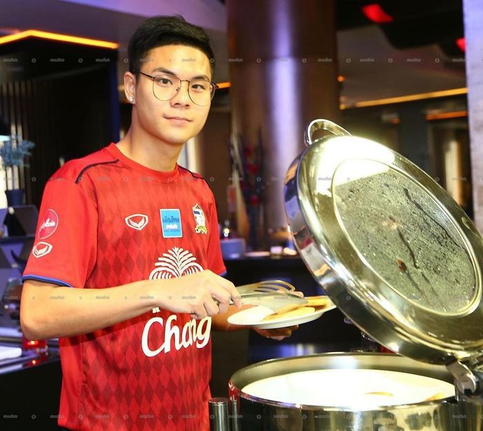 Dù đam mê ẩm thực, chế độ dinh dưỡng nghiêm ngặt của cầu thủ đá bóng không cho phép chàng hậu vệ được thỏa sức ăn uống. 