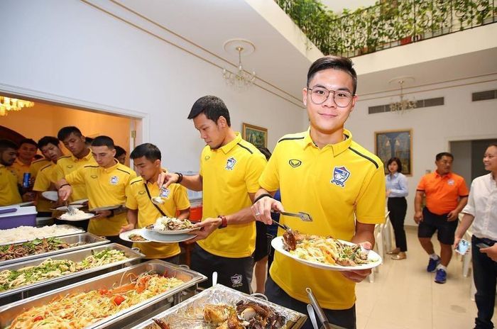 Dù những món đơn giản như cơm hay sang chảnh như bít tết, đứng ở quầy nước hay ngồi trong nhà hàng, chàng hậu vệ điển trai đều không quên ghi lại những bức hình kỷ niệm cùng đĩa đồ ăn với trạng thái vui vẻ. 