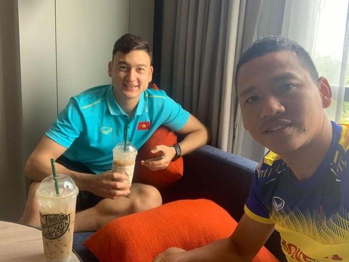 "Anh em lại gặp nhau để chém gió" là dòng caption Anh Đức viết khi hội ngộ đàn em Văn Lâm trong lần hội quân thi đấu cho tuyển Việt Nam hồi tháng 6. Ở đội, Anh Đức được nhiều người quý mến vì sự hòa đồng, vui vẻ. Ảnh: FBNV.