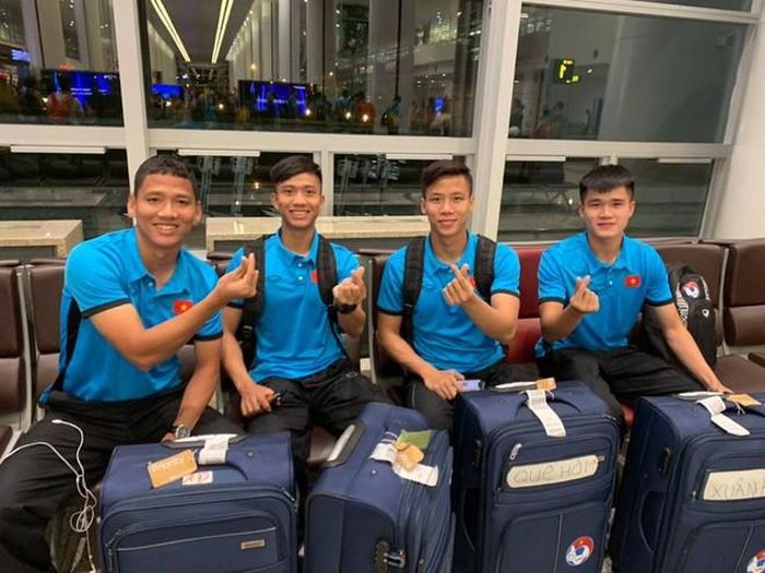 Anh Đức cũng thể hiện sự trẻ trung khi thường xuyên chụp ảnh kiểu "bắn tim" trước ống kính. Tuy nhiên, anh bị dân mạng "soi" có kiểu "bắn tim chưa thật sự chuyên nghiệp". Ảnh: FBNV.