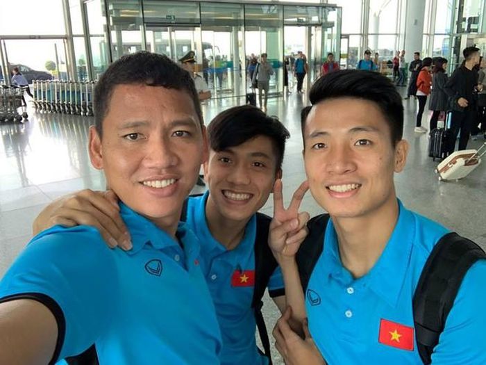 Qua nhiều bức ảnh tại trang cá nhân của Anh Đức, nhiều người cũng phát hiện tiền đạo kỳ cựu thường xuyên cầm máy selfie thân thiết với đàn em ở tuyển quốc gia. Anh Đức còn bị trêu selfie "trăm kiểu như một" hay có "nụ cười công nghiệp" khi luôn giữ biểu cảm gương mặt giống nhau. Ảnh: FBNV.