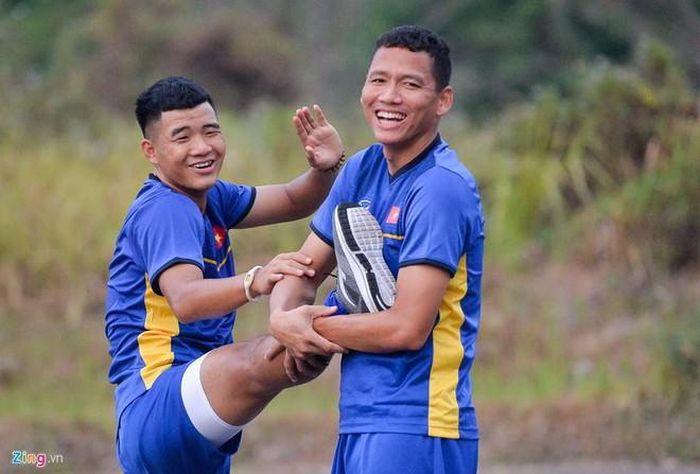 Là cầu thủ 8X duy nhất giữa đội bóng toàn các đàn em 9X, Anh Đức thể hiện sự chững chạc, vui vẻ, hòa đồng. Chú Đức là thành viên thân thiết, điểm tựa đáng tin cậy cho các cầu thủ trẻ. Ở nhiều khoảnh khắc, người hâm mộ thấy được tính cách trẻ trung của cầu thủ 35 tuổi khi thoải mái vui đùa cùng đồng đội. Ảnh: Việt Hùng.