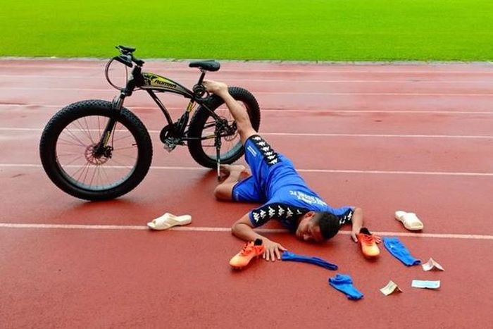 Một lần khác, khi trào lưu "ngã sấp mặt" làm mưa làm gió trên mạng xã hội, Anh Đức cũng hào hứng bắt trend. Thay vì nằm ngã sõng soài cạnh ôtô và đồ hiệu, tiền đạo 35 tuổi thay thế bằng chiếc xe đạp, tiền lẻ và dép tổ ong khiến dân mạng bật cười. Ảnh: FBNV.