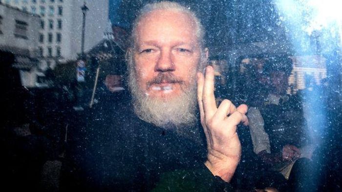 Nhà sáng lập Wikileaks Julian Assange sau khi bị bắt từ Đại sứ quán Ecuador ở London. Ảnh: BBC.