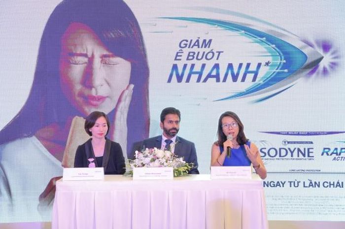 Đại diện nhãn hàng Sensodyne trả lời báo chí trong buổi ra mắt sản phẩm