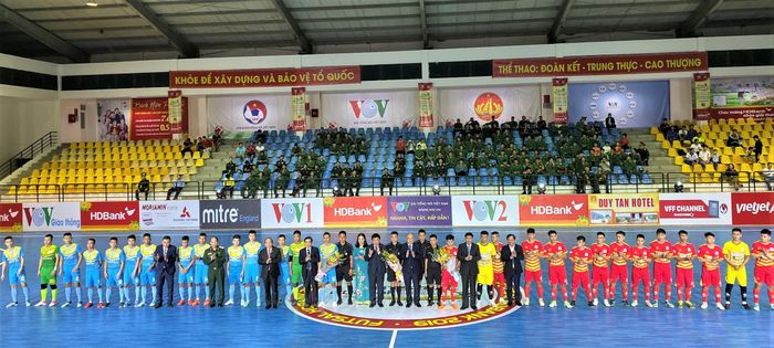 Ban tổ chức tặng hoa các đội tham dự Giải Futsal HDBank Cúp Quốc gia 2019.